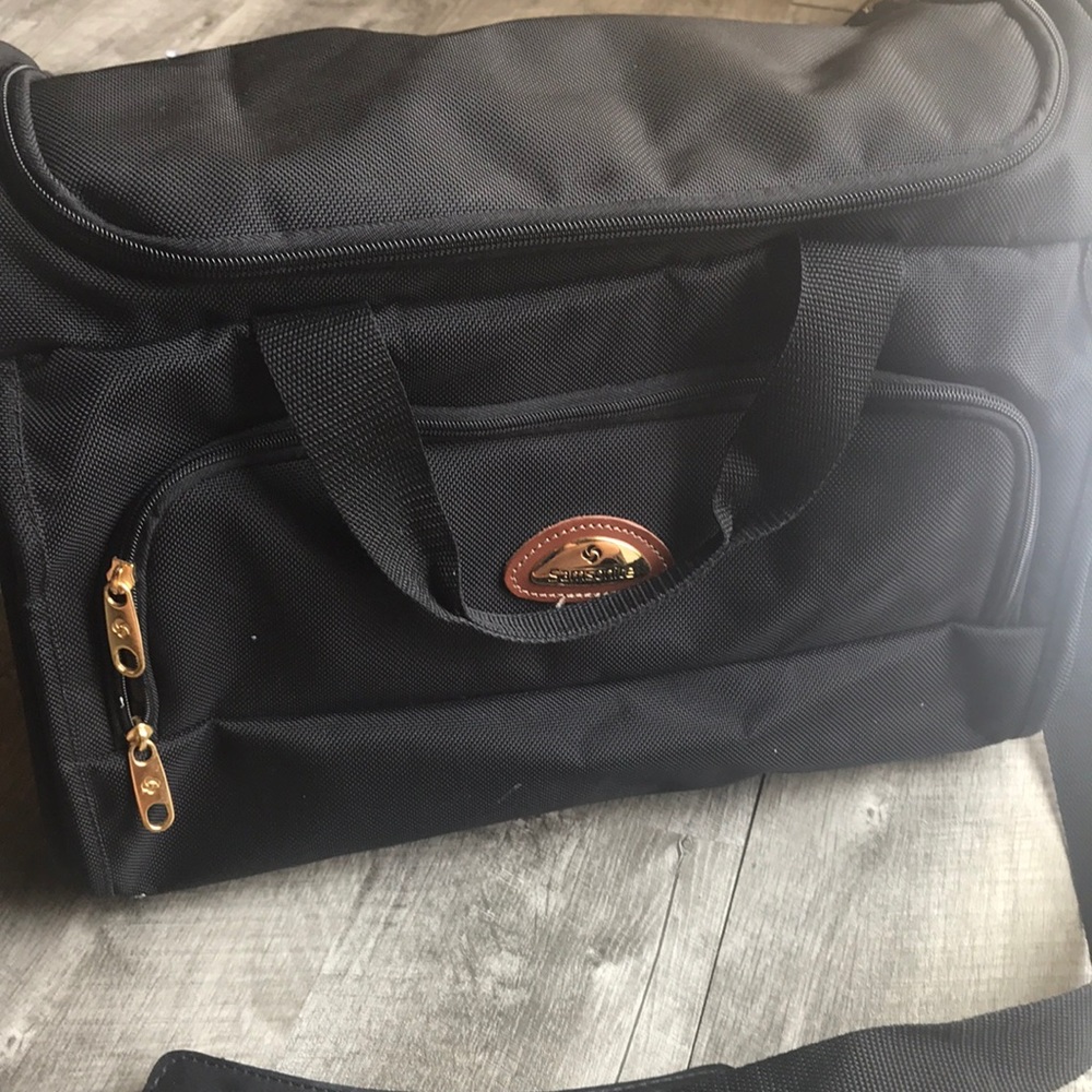 Black samsonite duffle bag with lots of pockets